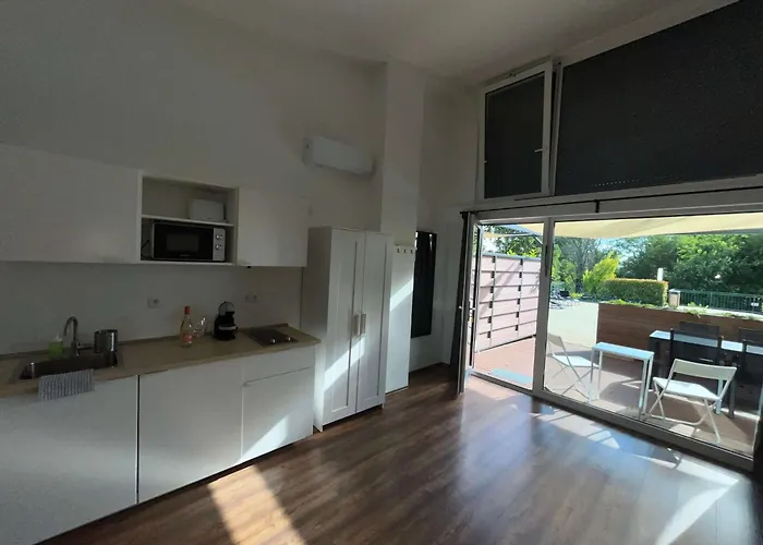 Pauzo Balaton Lägenhetshotell Balatonföldvár